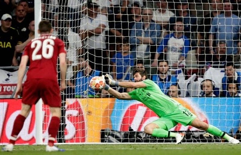 Alisson “nói không” với mọi nỗ lực của Tottenham. Ảnh: Getty.