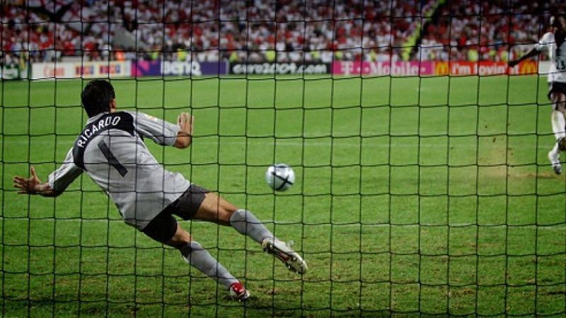 Cách đá phạt penalty trong sân 5