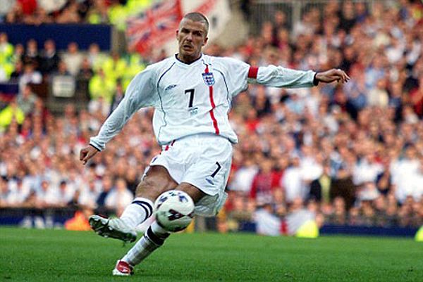 David Beckham thực hiện cú sút phạt đẹp mắt