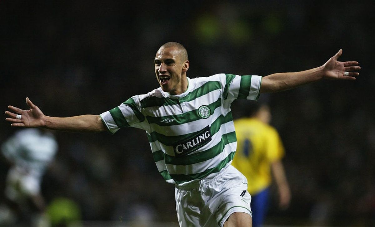 Henrik Larsson ăn mừng bàn thắng