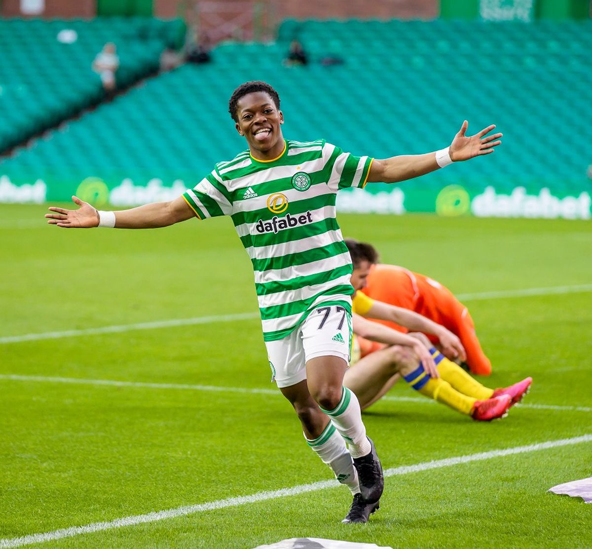 Karamoko Dembele ăn mừng bàn thắng đầu tiên