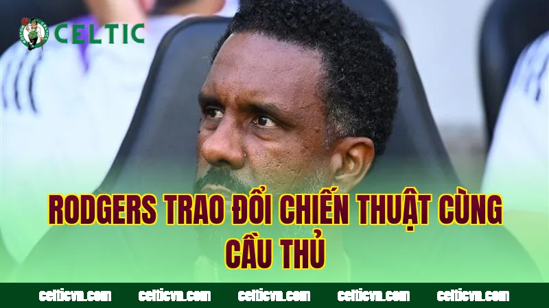 Rodgers trao đổi chiến thuật cùng cầu thủ